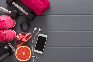 Antrenman ekipmanları bir yüzeye yerleştirilir. Dambıl, havlu, koşu ayakkabısı, su şişesi ve dilimlenmiş greyfurt var. Müzik dinlemek için kulaklık ve akıllı telefon da eklenmiştir..