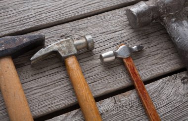 Tahta bir yüzeye üç çeşit alet yerleştirilir. Aletler çekiç ve ingiliz anahtarı içeriyor. Bu araçlar çeşitli onarım işleri ve ev geliştirme projeleri için kullanılır.