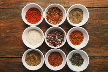 Baharatlar ahşap bir masanın üzerine ızgara şeklinde yerleştirilmiş küçük kaselerde sergilenir. Her kase farklı renkte baharatlar içeriyor, değişik çeşitlilikler ve dokular sergiliyor..