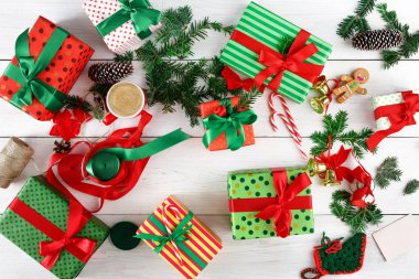 Çeşitli renk ve desenlerde hediye kutuları beyaz ahşap bir yüzeye dizilmiştir. Yeşillik, şekerler ve süsler şenlikli bir görünüme ekleniyor. Sahne, Noel 'de hediye vermenin sevincini yakalar..