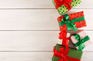 Çeşitli renk ve desenlere sarılı dört hediye kutusu açık ahşap bir yüzeye dizilmiştir. Her kutunun düzgün bağlanmış kurdele yayları var. Bu sahne bir kutlamayı ya da şenliği temsil edebilir..