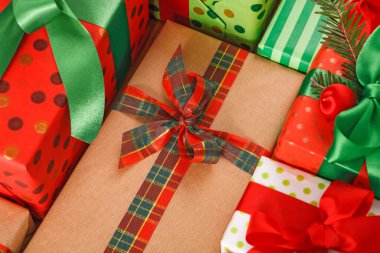 Çeşitli desenlere ve renklere sahip hediye kutuları mozaik tarzda düzenlenir. Her kutunun bir kurdelesi var. Şenlik havasına katıyor. Bu koleksiyon özel bir gün ya da tatil için hazırdır..