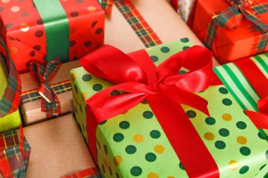 Farklı renk ve tasarımlarda çeşitli hediyeler birbirine yakın bir şekilde düzenlenir. Her hediyenin içinde kurdele ve çıkartma var. Bu koleksiyon bir kutlamaya uygun neşeli bir görünüm yaratır..