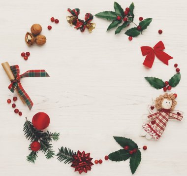 Noel dekorasyon el yapımı çerçeve arka plan, Beyaz ahşap masa üzerinde kopya alanı ile üstten görünüm. Yaratıcı DIY tekne hobi, doğal elemanları, kopya alanı ile Noel çelenk