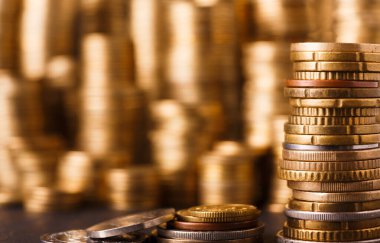 Bozuk para yığınları çeşitli para birimlerini gösteren bir kolajda düzenlenir. Arka plan bulanık bir efektte daha fazla bozuk para gösterir. Bozuklukların üzerinde farklı tasarımlar görülebilir..