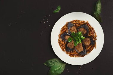 Çeşitli makarna yemekleri koyu bir yüzeyde mozaik tarzda düzenlenir. Her yemek eşsiz bileşenleri ve şekilleri gösteriyor. Ayarlar tat ve renklerin çeşitliliğini vurgular.