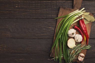 Tahta kesme tahtasına taze malzemeler konur. Deniz tarakları, sarımsak, zencefil, kırmızı biber ve otlar dikkatlice dizilir, renkleri ve şekilleri renklendirilir..