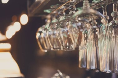 Bardaklar düzgünce yerleştirilmiş ve bir bardaki askıda baş aşağı asılı. Sıcak ışıklar akşamları bar çevresinde yumuşak bir parıltı yaratıyor. Bu sahne yoğun bir gecenin düzenini gösterir.