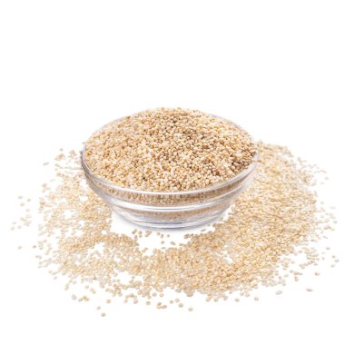 Protein kaynağı. Amaranth cam kasede dağınık taneciklerle beyaz arka planda