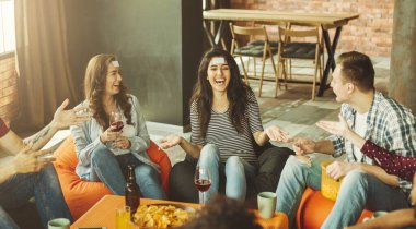 Bir grup arkadaş sıcak bir ortamda oturur. Onlar içki içerken bir oyun oynuyorlar. Atıştırmalıkları paylaşırken kahkahalar odayı dolduruyor. Atmosfer canlı ve eğlenceli..