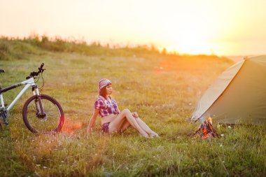 Genç kadın çadırda yalnız - bisiklet ile seyahat