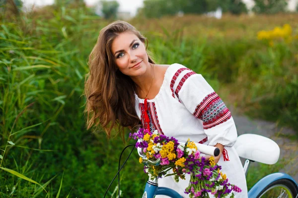 Молода жінка в Національний Український народний костюм з велосипеда — стокове фото