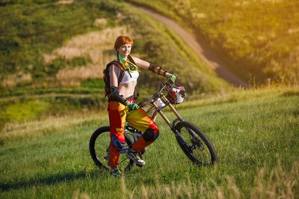 Extreme sports - young woman with downhill bike — 图库照片