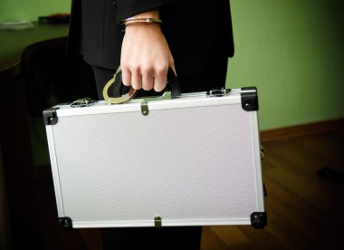 Para bavul tutan kelepçeleri el