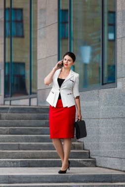 Genç şık iş kadını ile hareket eden telefon