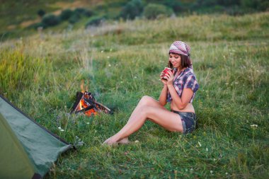 Genç kadın çadırda yalnız - bisiklet ile seyahat