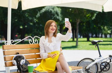 Parkta tabletli genç bayan.