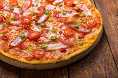 Kırmızı ve yeşil biber biber lezzetli pizza