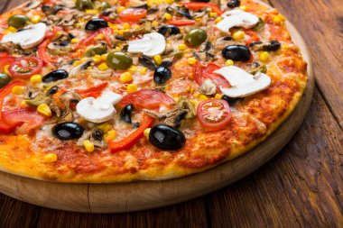 Lezzetli vejetaryen pizza domates, mantar ve zeytin