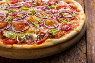 Soğan, pastırma ve kiraz domates ile lezzetli pizza