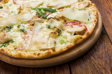 Tavuk, parmesan ve taze roka ile lezzetli pizza