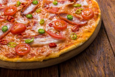 Kırmızı ve yeşil biber biber lezzetli pizza