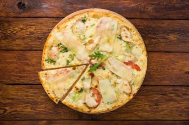 Tavuk, parmesan ve taze roka ile lezzetli pizza