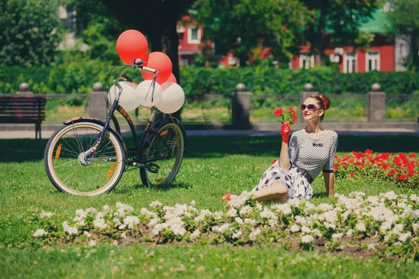 Gyönyörű fiatal nő retro pin-up stílusú kerékpár — Stock Fotó