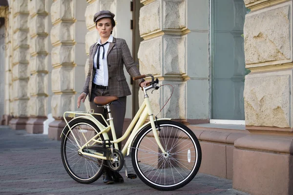 Jovem mulher no estilo britânico de bicicleta vintage — Fotografia de Stock