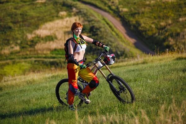 Esportes radicais - mulher jovem com bicicleta downhill — Fotografia de Stock