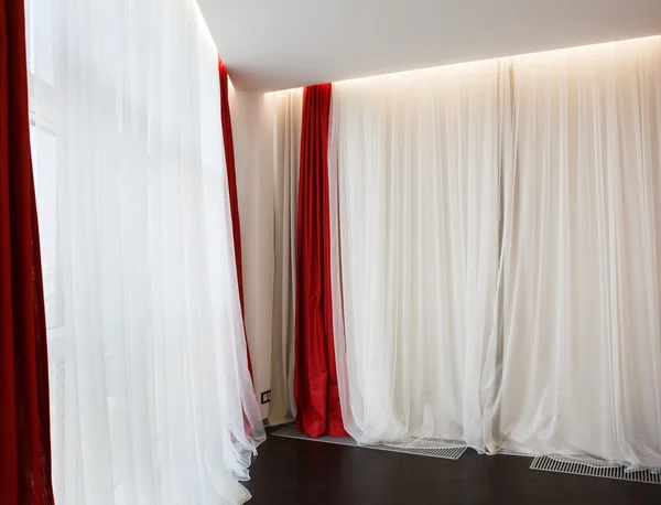 Ventana del salón con cortinas rojas —  Fotos de Stock
