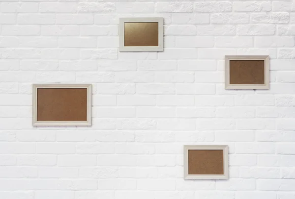 Cornice vuota al muro di mattoni bianchi — Foto Stock