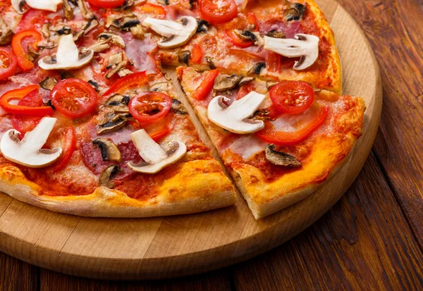 Delicious pizza with mushrooms, peppers and pepperoni — Zdjęcie stockowe