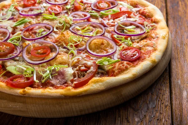 Delicious pizza with onions, bacon and cherry tomato — Stock Photo, Image