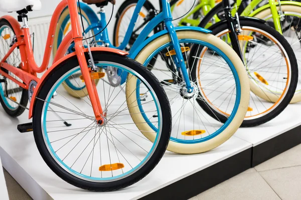 Città delle donne in bicicletta fila nel negozio — Foto Stock