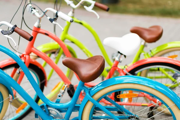Fila de bicicletas de ciudad femenina en la tienda — Foto de Stock