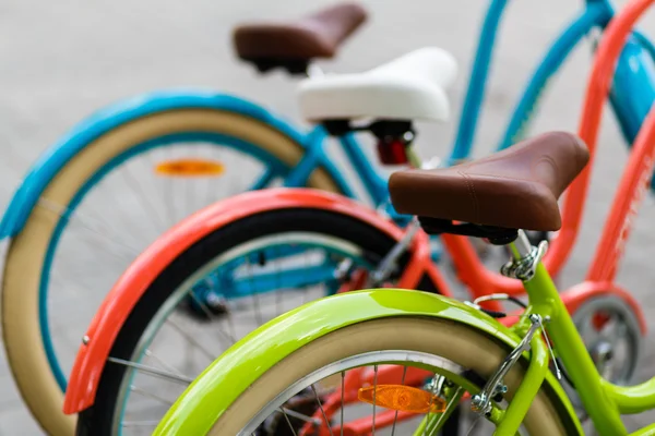 Città delle donne in bicicletta fila nel negozio — Foto Stock