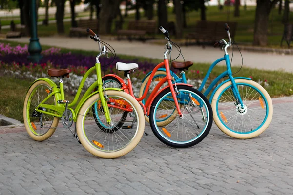 Trois belles dames vélos de ville — Photo