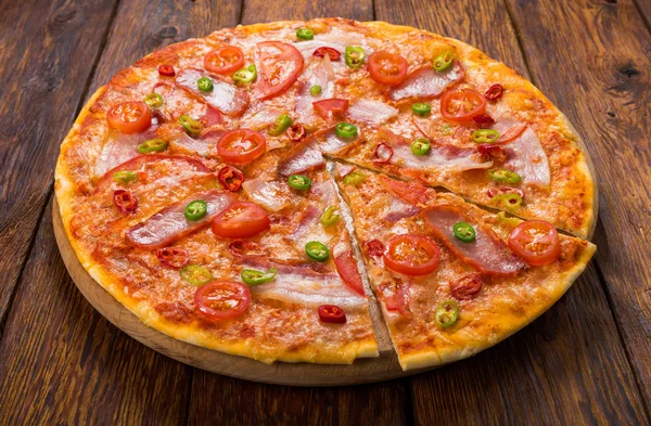 美味的比萨，用红色和绿色的红辣椒 — 图库照片