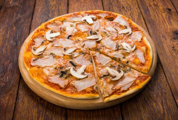 美味的比萨，熏的鸡肉和蘑菇 — 图库照片