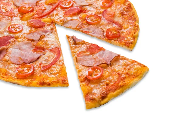 Leckere Pizza mit Speck und Kirschtomaten — Stockfoto