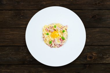 Geleneksel İtalyan makarna carbonara pastırma ve yumurta ile