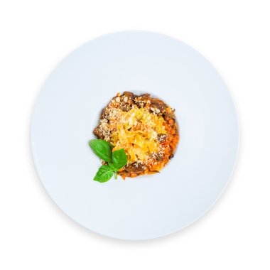 Sığır eti ile geleneksel İtalyan makarna