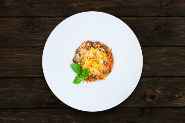 Sığır eti ile geleneksel İtalyan makarna