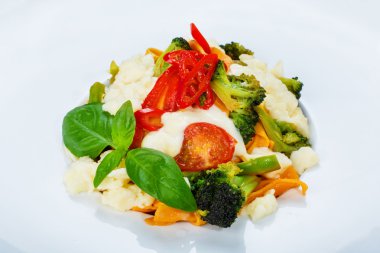 Geleneksel İtalyan makarna sebze ile renkli