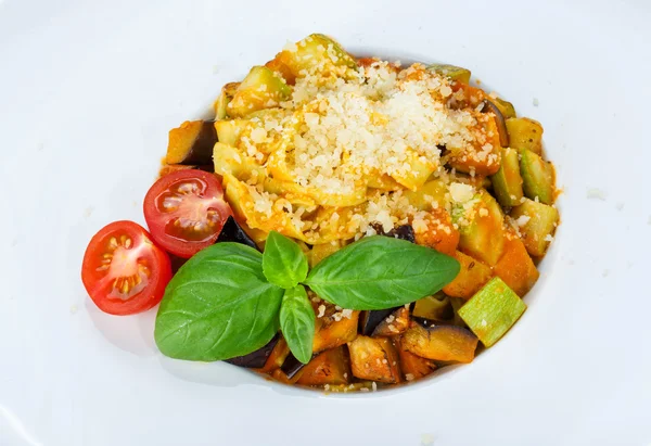 茄子とズッキーニと伝統的なイタリアン パスタ — ストック写真