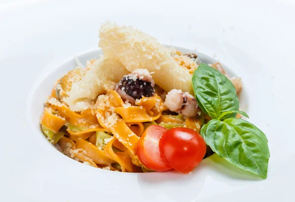 Pâtes traditionnelles italiennes aux fruits de mer avec calamars et moules — Photo