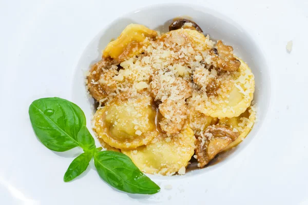 伝統的なイタリア料理のキノコのラビオリ — ストック写真