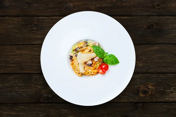 Tradiční italská rybí těstoviny s kalamáry a Slávka — Stock fotografie