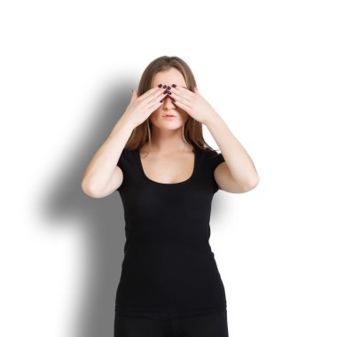 Genç kadın elleriyle gözlerini gizler